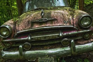 https://pixabay.com/photos/car-scrap-car-cemetery-rust-dirty-3370706/